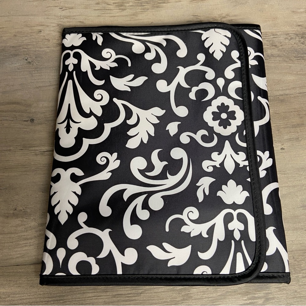 Thirty One Tri Fold‎ iPad Tablet Case Zippered Pocket Organizer Black & White